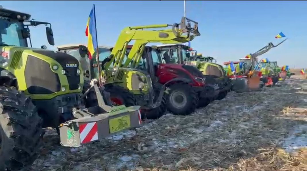 Fermierii au ieșit cu tractoarele pe E 85, protest față de acordul UE-Mercosur