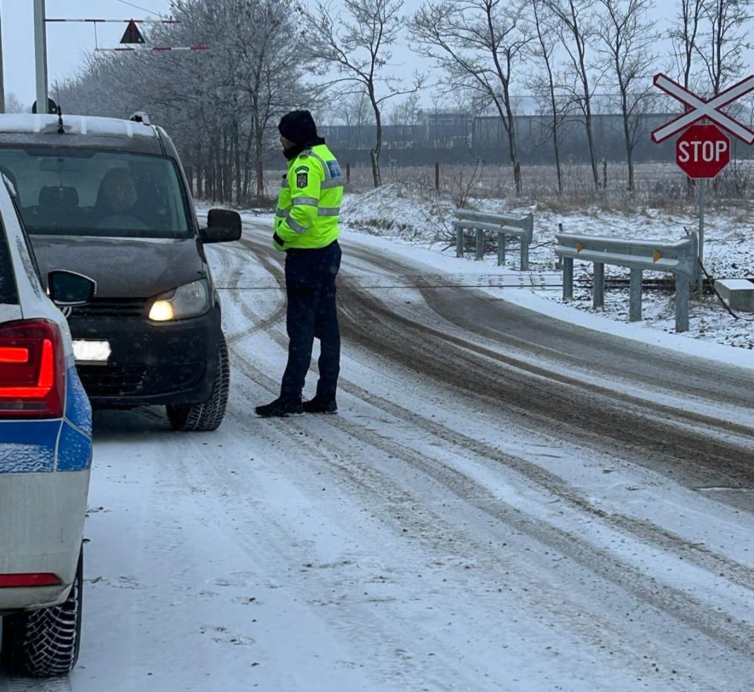 131 de amenzi aplicate de polițiști în Rădăuți și în județ, într-o acțiune la trecerile de cale ferată